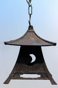上品な和の空間を演出する鉄製の吊り灯籠 DC3151 – 古福庵 [ KOFUKUAN