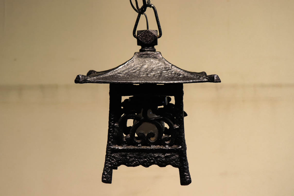 風流な明りが漏れる鉄製の吊り灯籠 DC3153 – 古福庵 [ KOFUKUAN