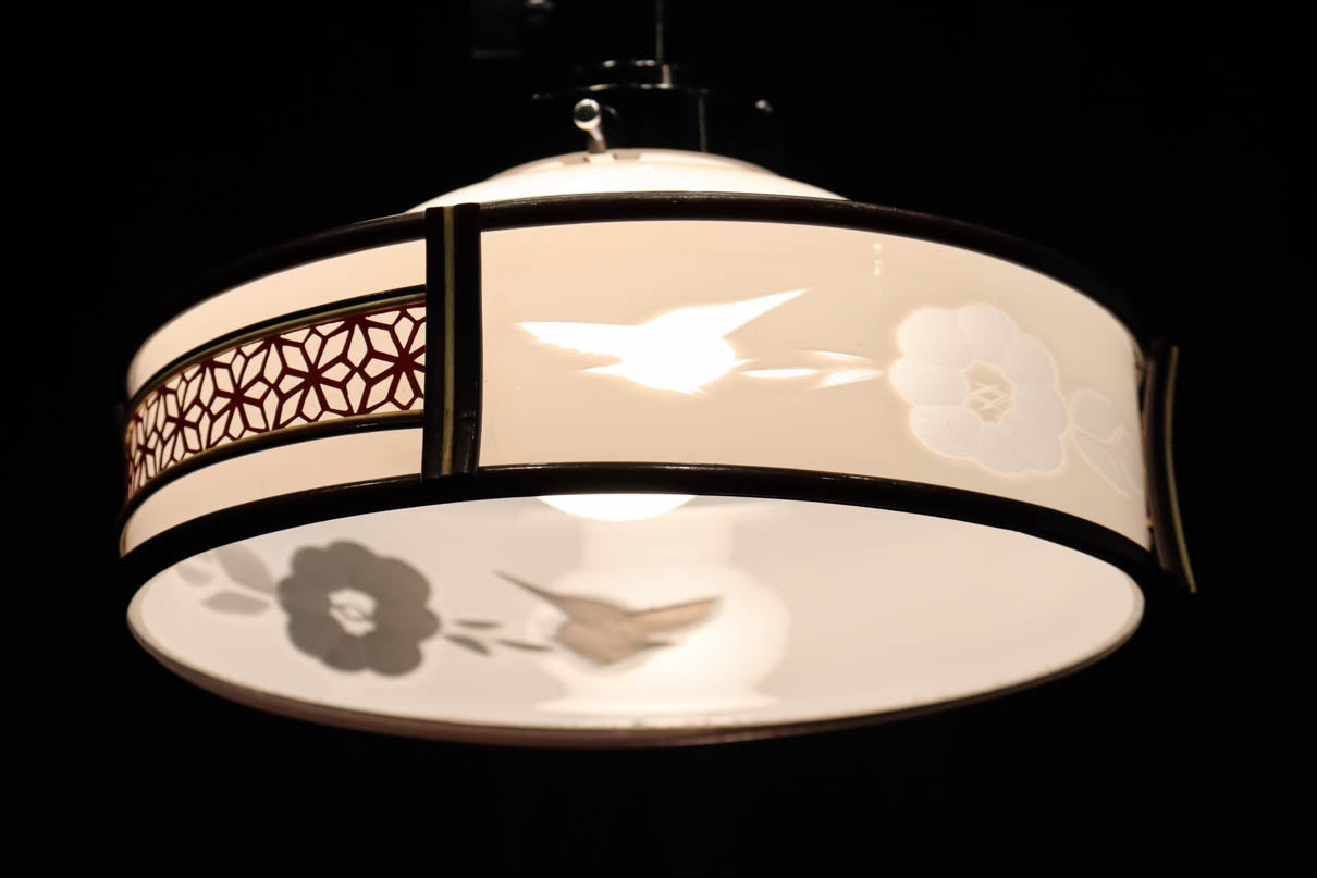 朱のセル装飾と燕の透かし模様の趣きある電笠　DC3241