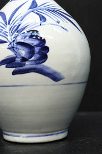藍色で品の良い花柄模様を描いた徳利 DC3548 – 古福庵 [ KOFUKUAN 