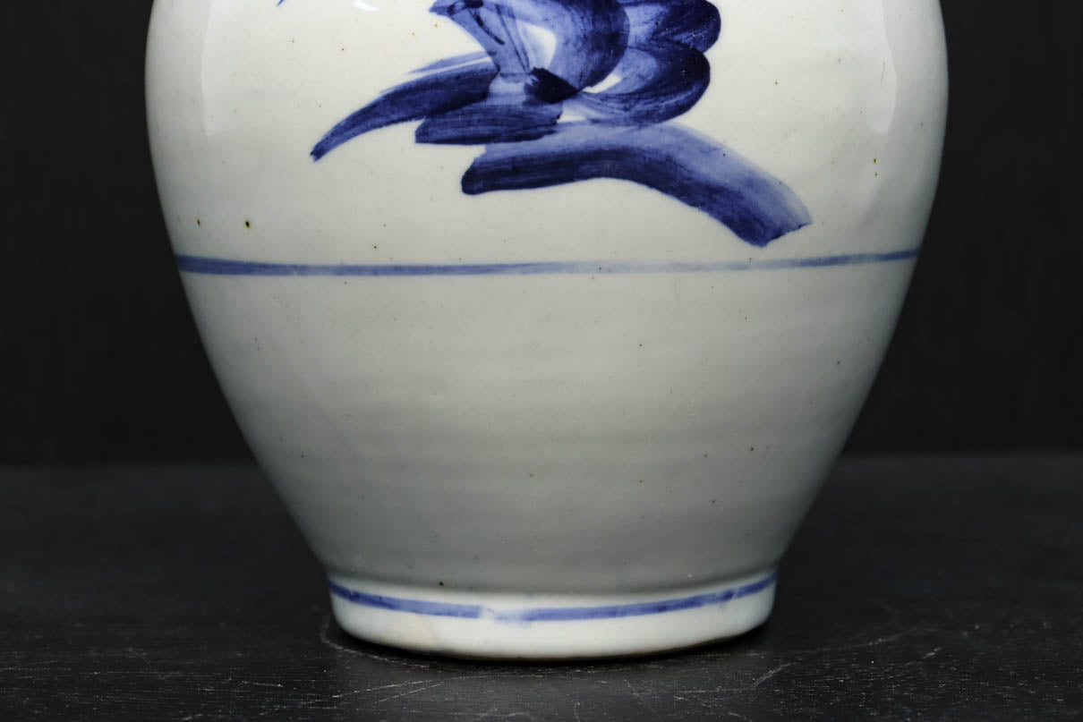 藍色で品の良い花柄模様を描いた徳利　DC3548