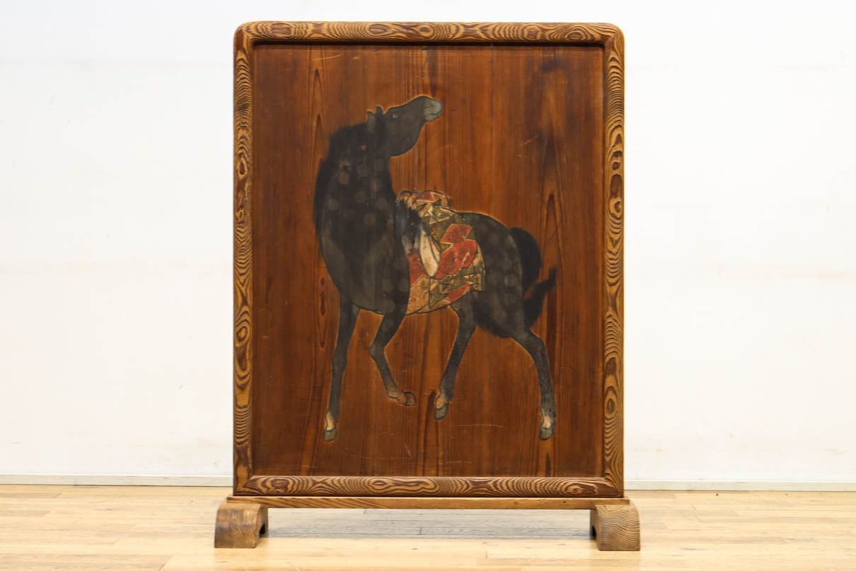 鮮やかな装飾を身に纏った神馬を描いた板絵の衝立　DC3551