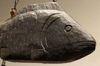 素朴な魚のかたちの味わい深い木製の魚板　DC3558