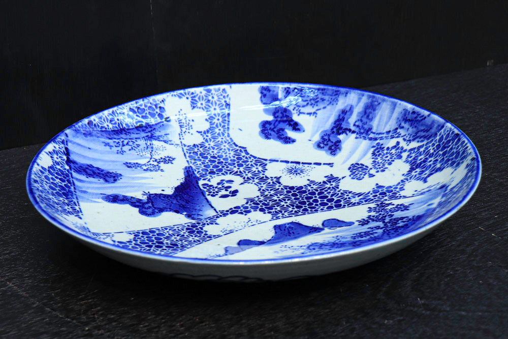 桜舞う上品なべろ藍の見応えある大きなお皿　DC3561　在庫2枚