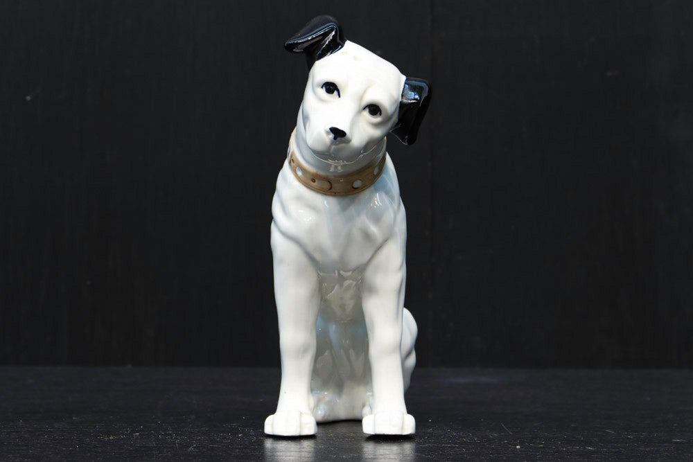 憂い気な表情の顔を見せるニッパ－犬の置物　DC3570