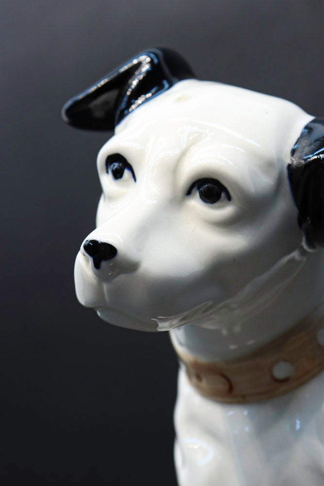 憂い気な表情の顔を見せるニッパ－犬の置物　DC3570