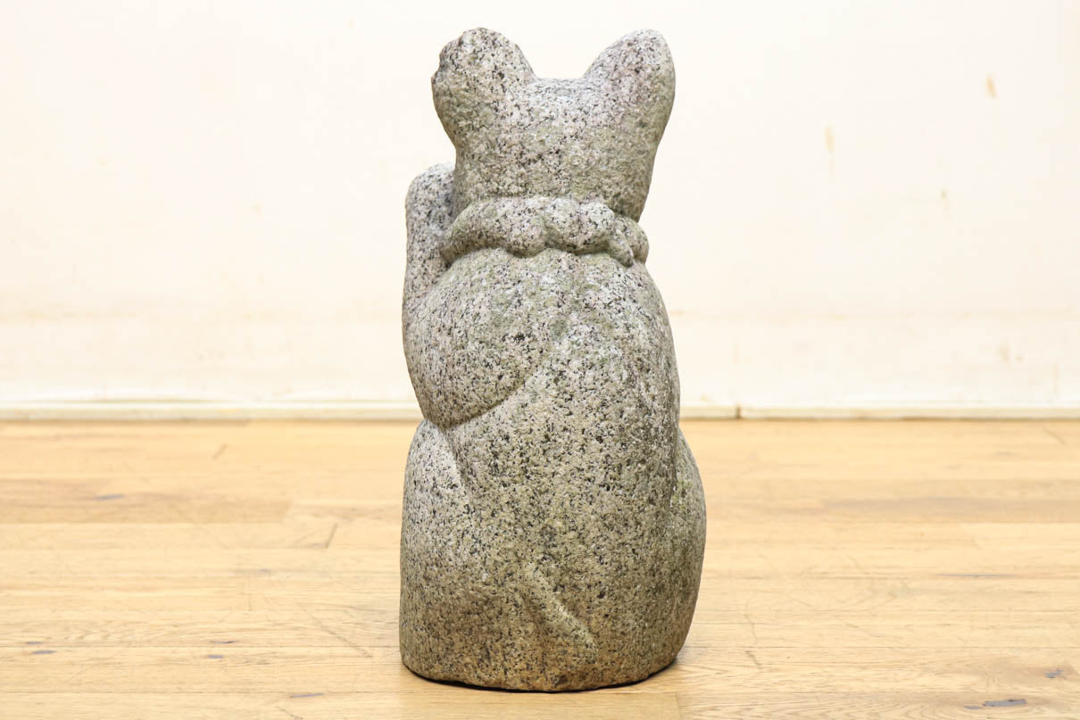 丸みを帯びて愛嬌ある招き猫の石像　DC3571