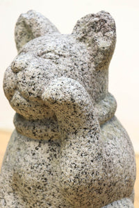 丸みを帯びて愛嬌ある招き猫の石像　DC3571