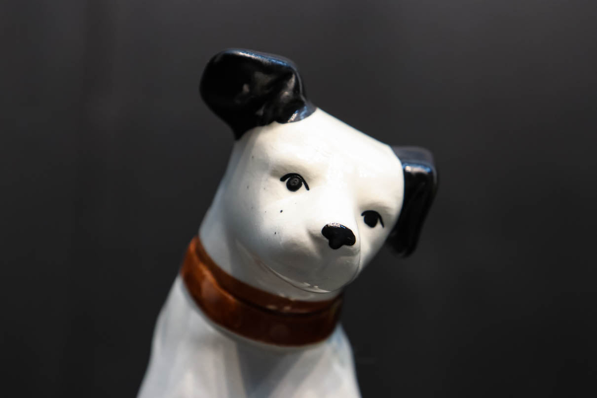 小さくて可愛らしい表情のニッパ－犬の置物　DC3621d