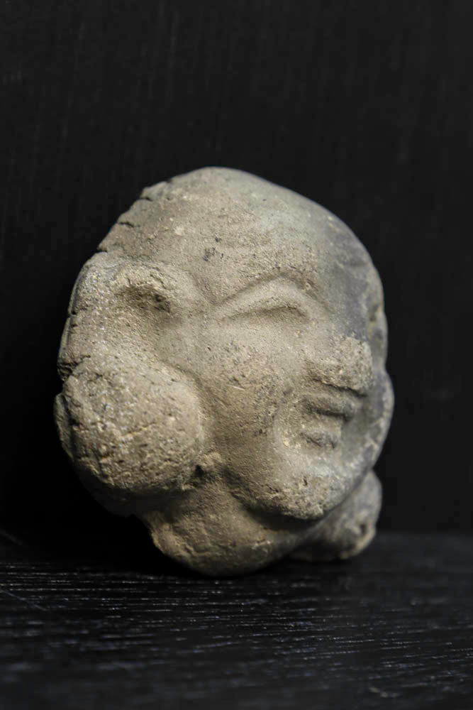 柔和な表情をした石像のお顔　DC3681