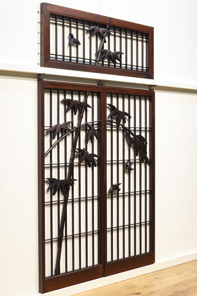 竹雀の彫刻装飾で落ち着いた趣きの欄間・書院戸セット　E8825　在庫3枚1組