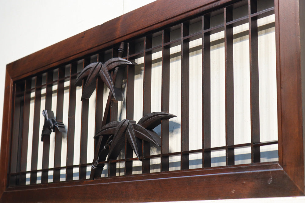 竹雀の彫刻装飾で落ち着いた趣きの欄間・書院戸セット　E8825　在庫3枚1組