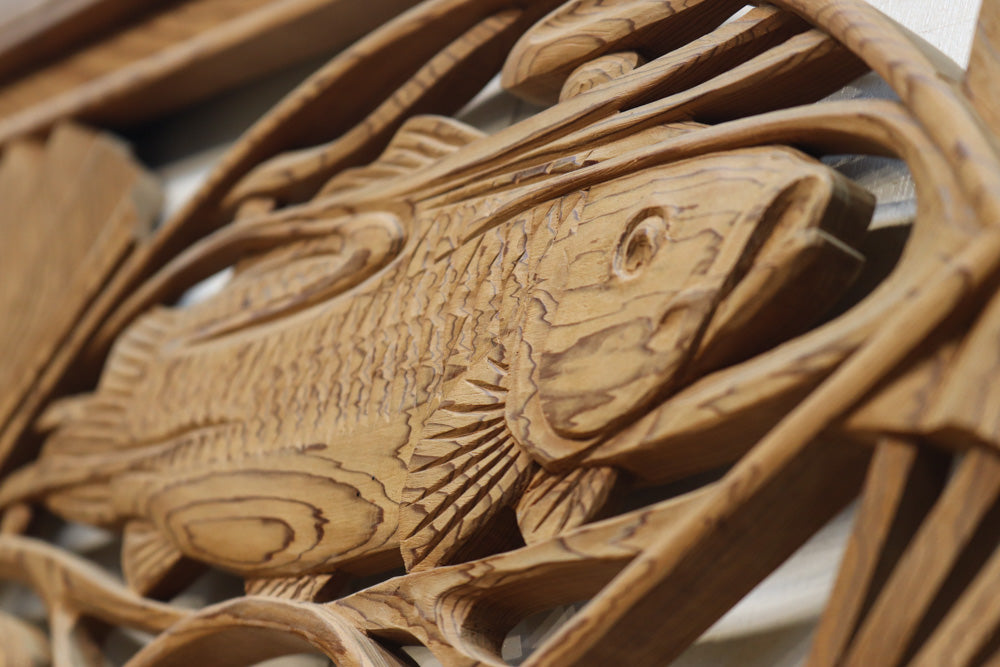扇と鯉が艶やかな木地色の彫刻欄間　E8867ab　在庫(a:売約済 b:1)枚　