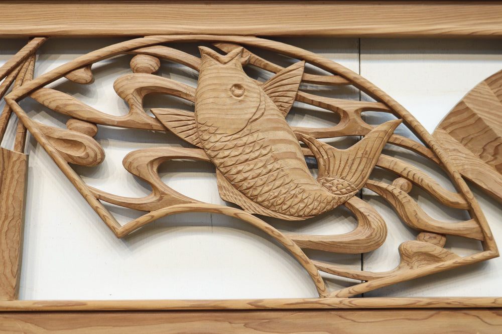 扇と鯉が艶やかな木地色の彫刻欄間　E8867ab　在庫(a:売約済 b:1)枚　