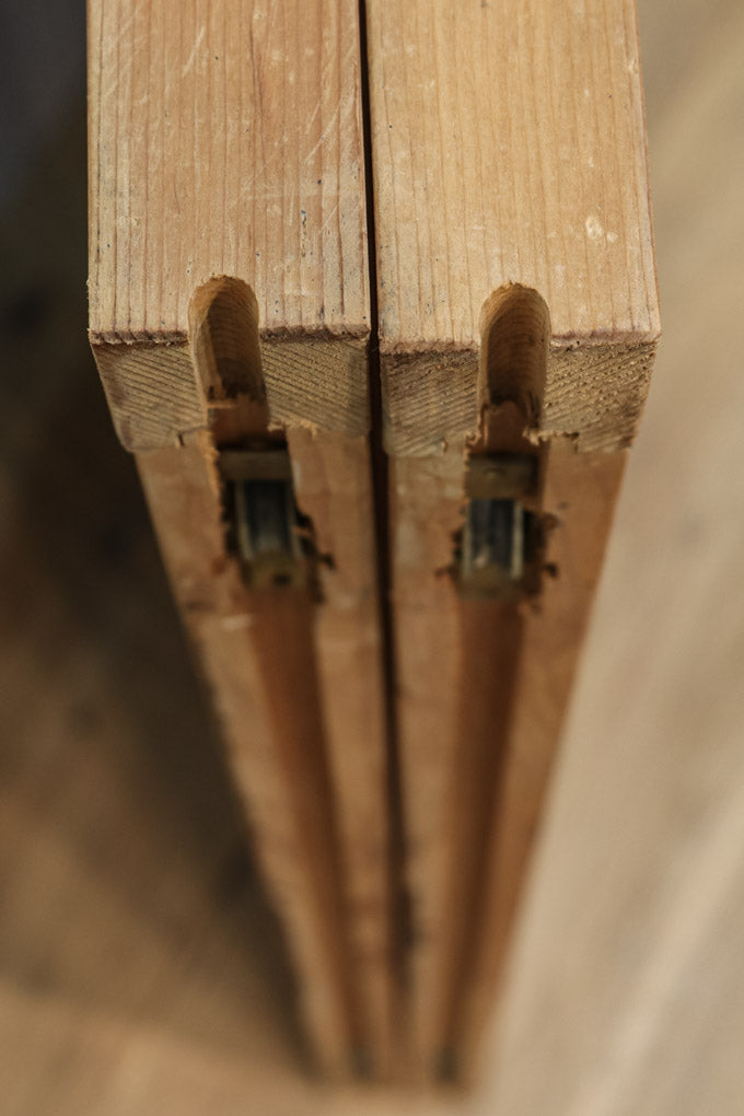 木地色の温かみある小型のルーバー建具　E9815　在庫2枚1組