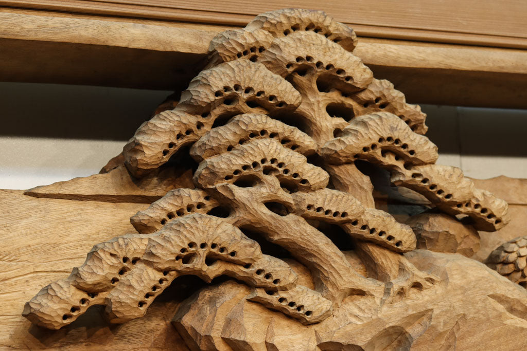 厚みミリ!! 重厚感溢れる木地色の深彫り彫刻欄間  在庫