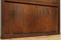 幅907ミリ　松の傍で佇む鶴を描いた温かみある板絵戸　F7660　在庫1枚