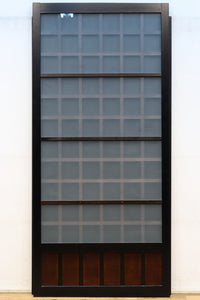 幅885ミリ　黒枠で上品な面持ちの升格子ガラス戸　F7862　在庫2枚