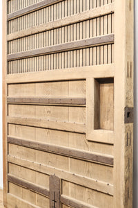 幅1325ミリ　鉄帯の風合いが素晴らしい緻密な作り込みの木地色の蔵戸　G2144