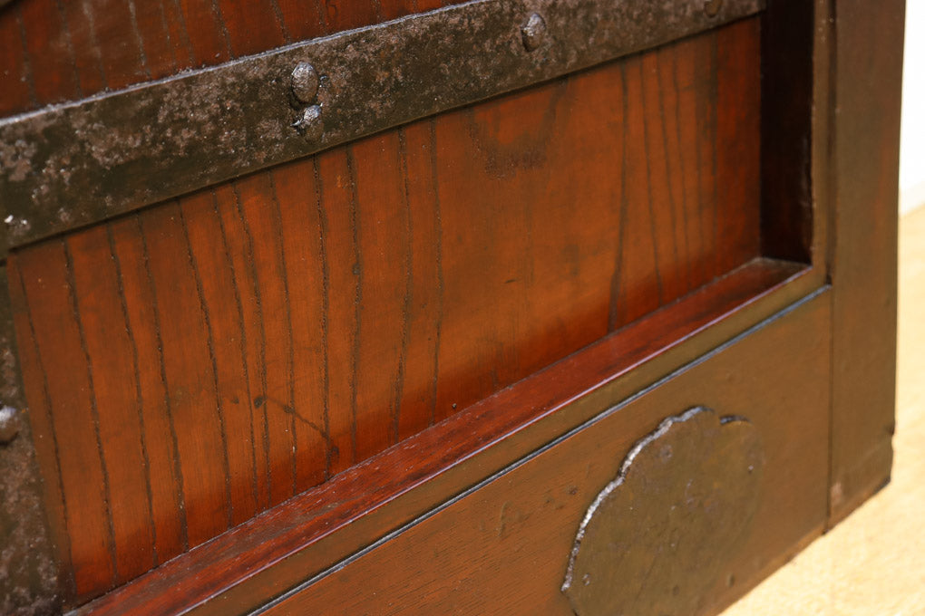 幅1348ミリ　存在感を放つ大きな巾着金具が印象的な総欅富山蔵戸　G2201