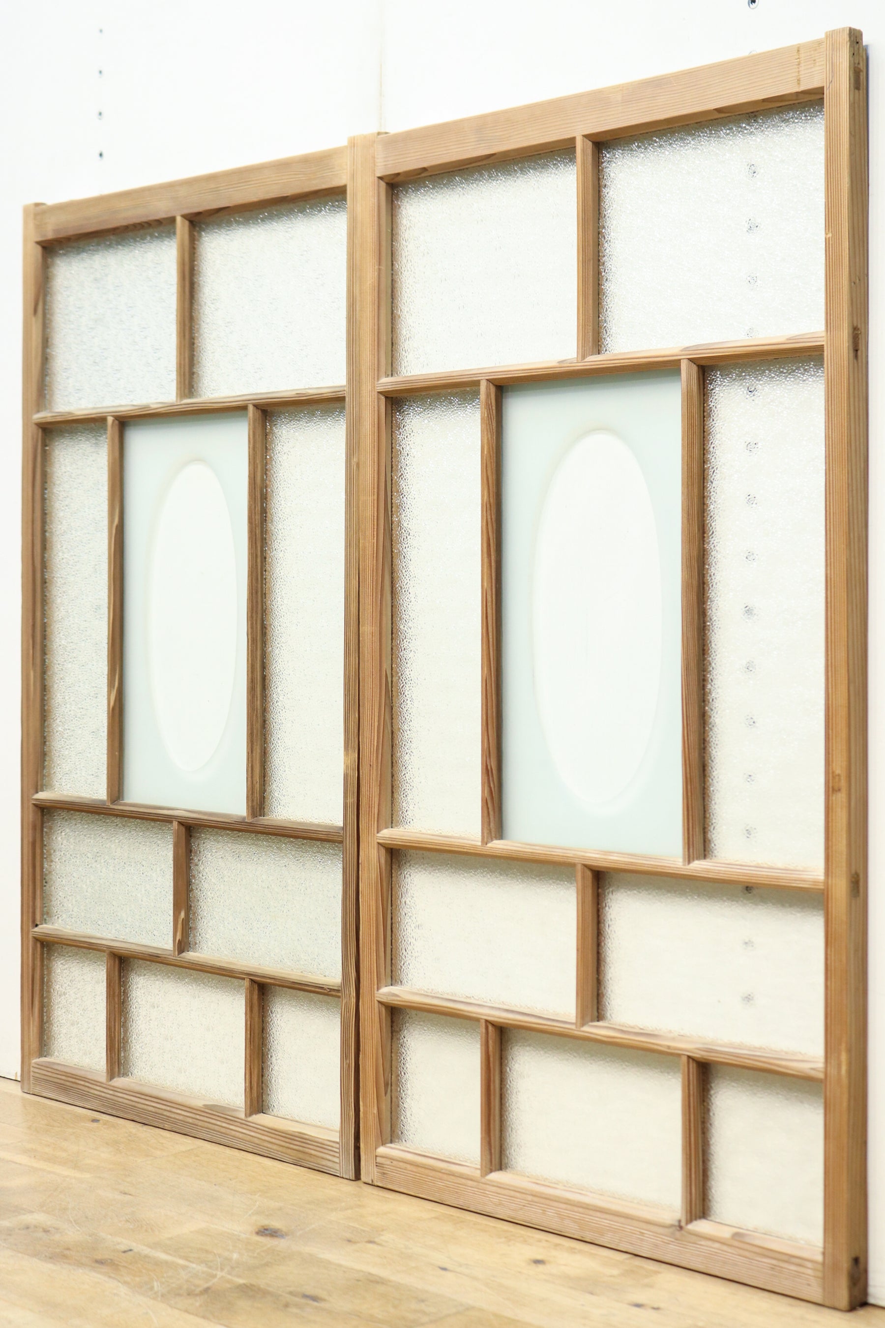 幾何学デザインが素敵な木地色のレトロガラス窓　E9238　在庫2枚